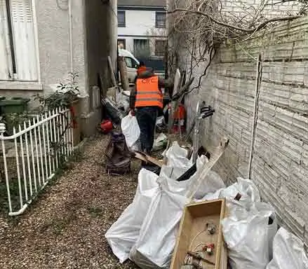 Debarras-le-dore-d Débarraseur manipulant des sacs pour la déchetterie